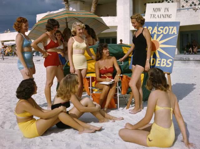 Women in Bathing Suits in Florida in the 1940s: Vintage Glamour by the Sea