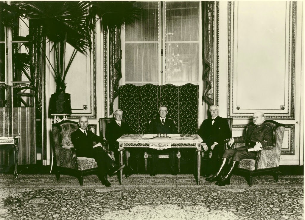 Pictured left to right: Colonel Edward House, Secretary of State Robert Lansing, President Wilson, Diplomat Henry White, General Tasker Bliss.