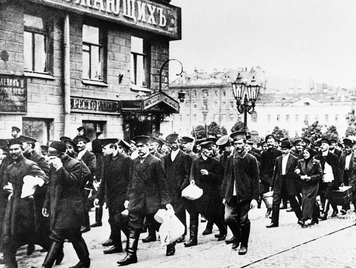 Reservists and relatives in St. Petersburg as the Russian army is assembled, 1914