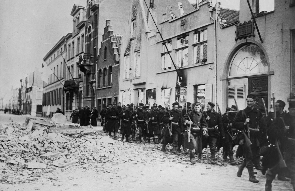 Belgian soldiers re-entering Termonde, 1914