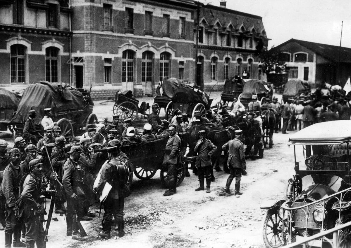 Evacuation of wounded soldiers, 1914