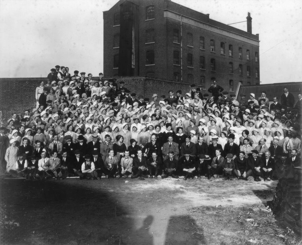 Munitions factory workers in London, 1914