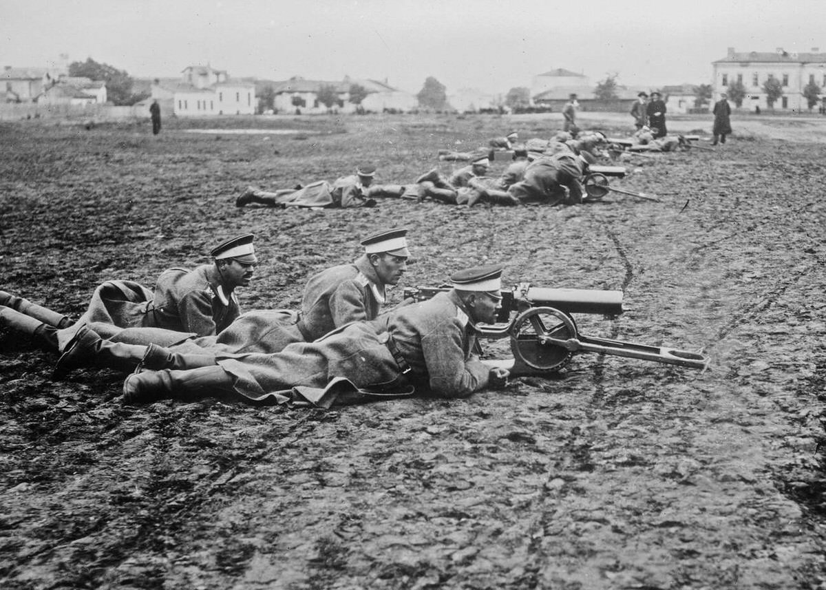 Soldiers with machine guns in Bulgaria, 1914