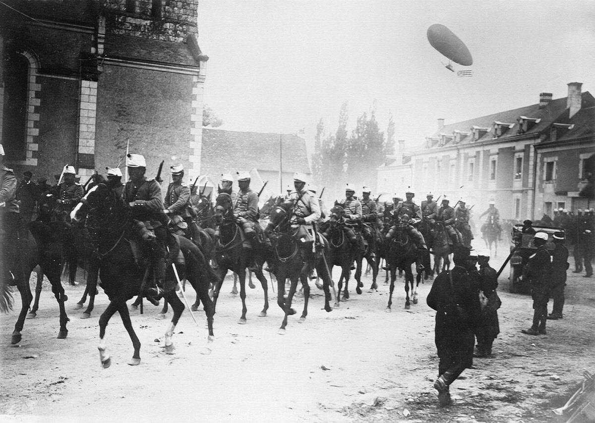 Horses and dirigibles during World War I, 1914