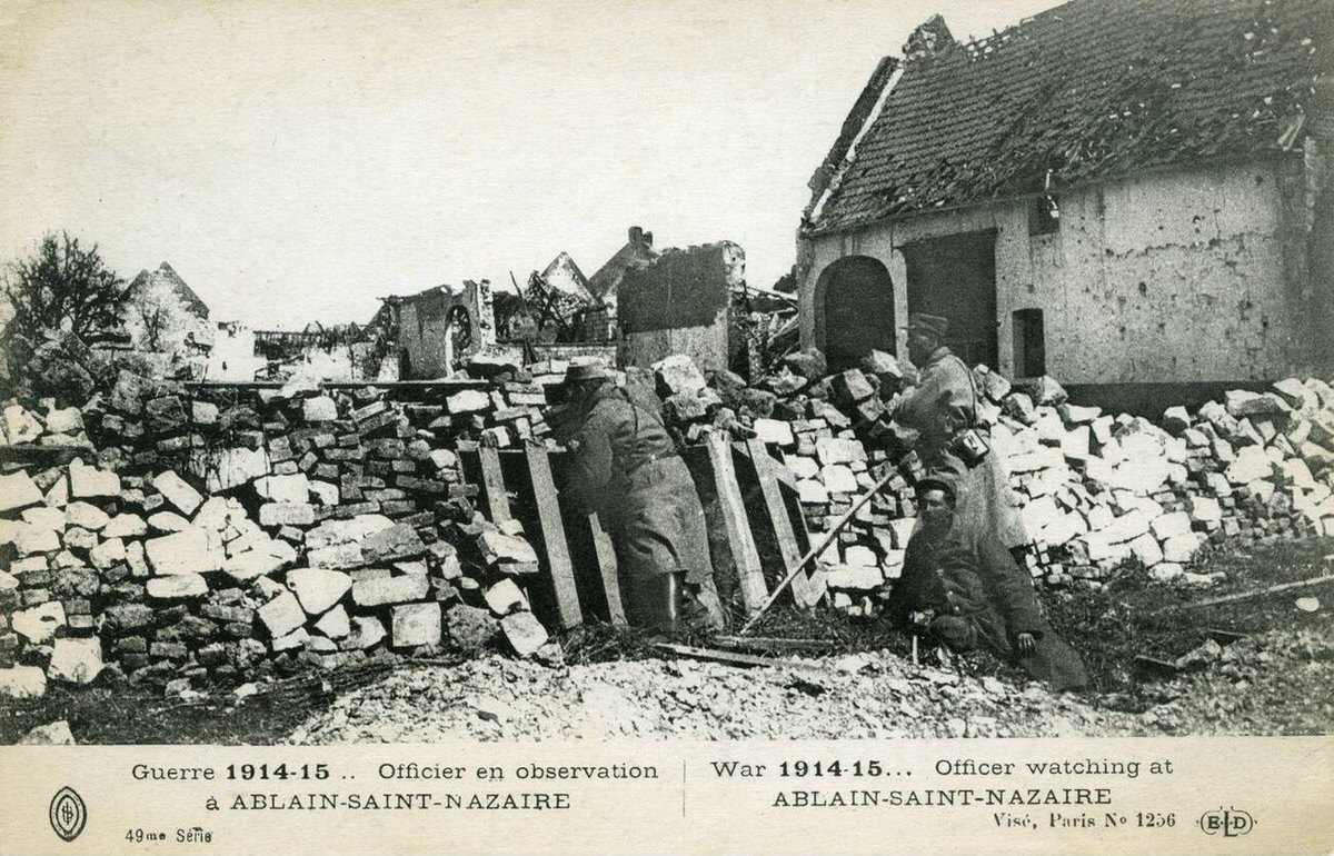 French officers at an observation post in Ablain-Saint-Nazaire, 1915