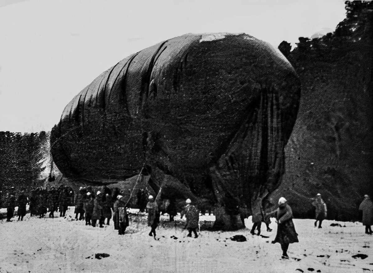 French observation balloon held down by soldiers before ascent, 1916