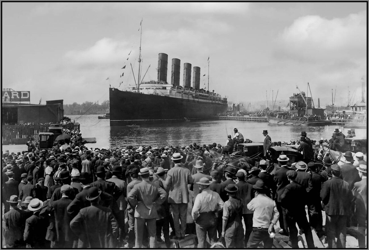 Sinking of the luxury ocean liner Lusitania after being torpedoed by a German submarine, 1915