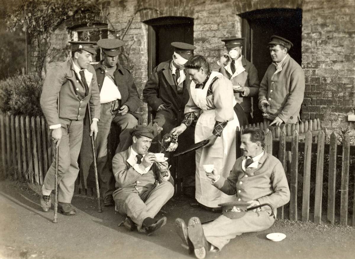 Woman serving tea to wounded British soldiers, 1917
