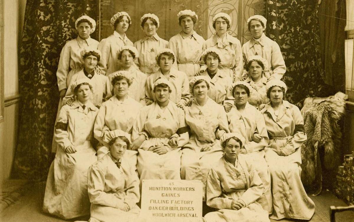 Munition workers at the Gaines Filling Factory in Woolwich Arsenal, 1917