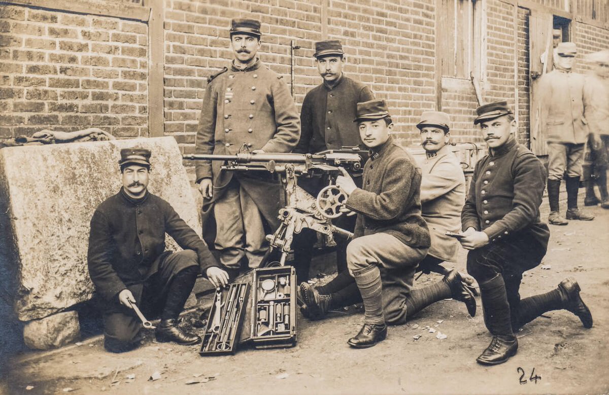 French soldiers posing with a machine gun, 1917