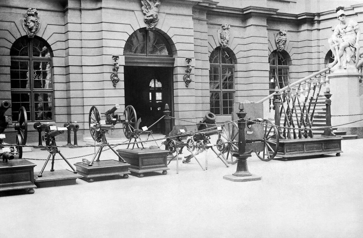 Captured Allied machine guns on exhibition at the Berlin Arsenal, 1917