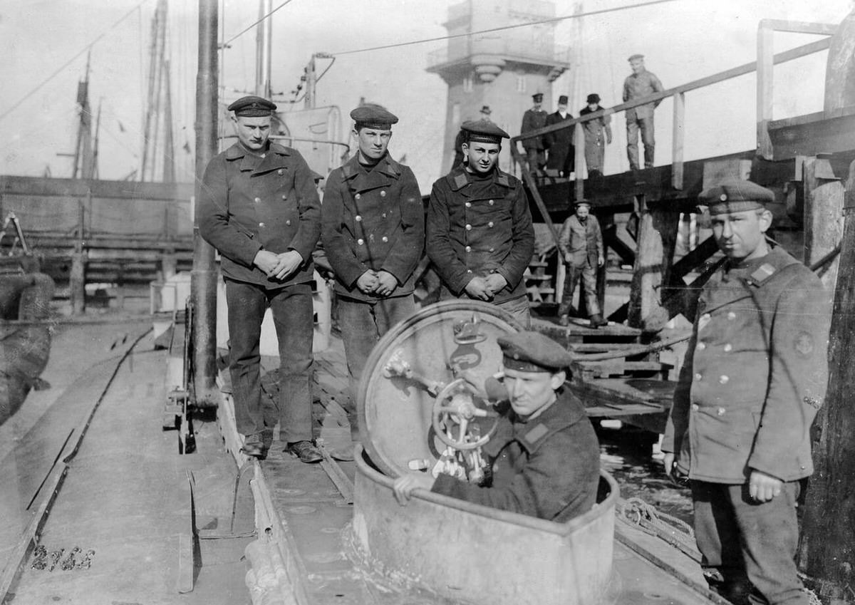 Training of a submarine crew, 1917