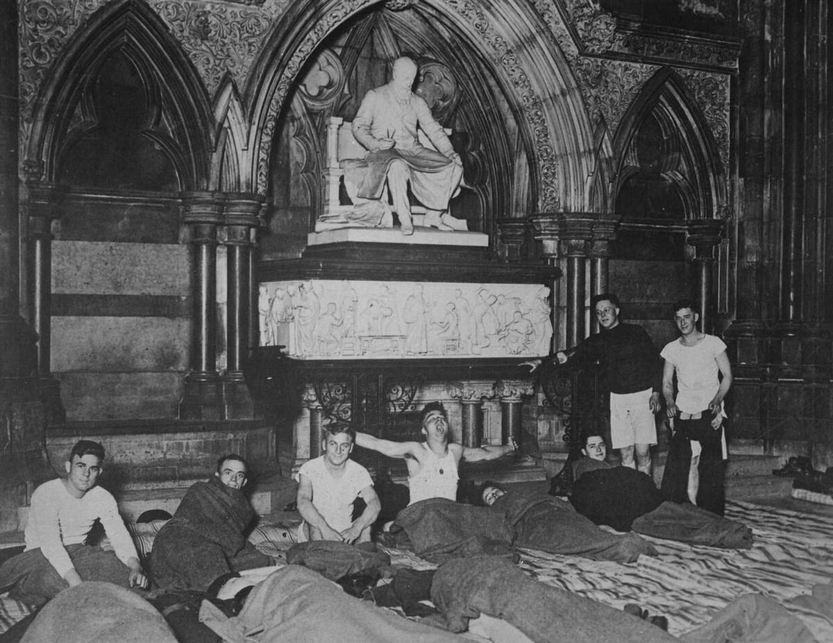 American soldiers resting inside the Royal Courts of Justice in London, 1917