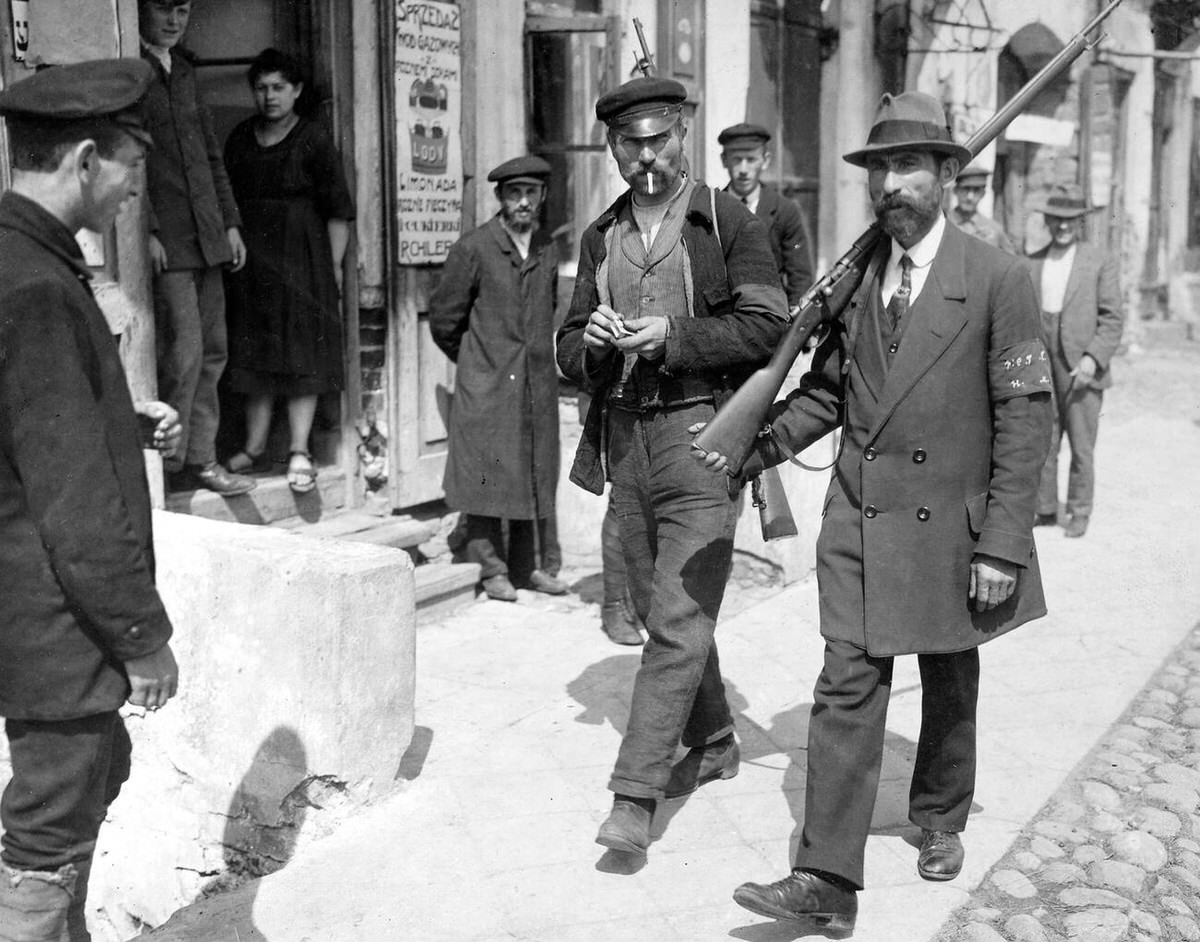 Patrol of Bolshevist soldiers in the streets of Grajewo, 1917