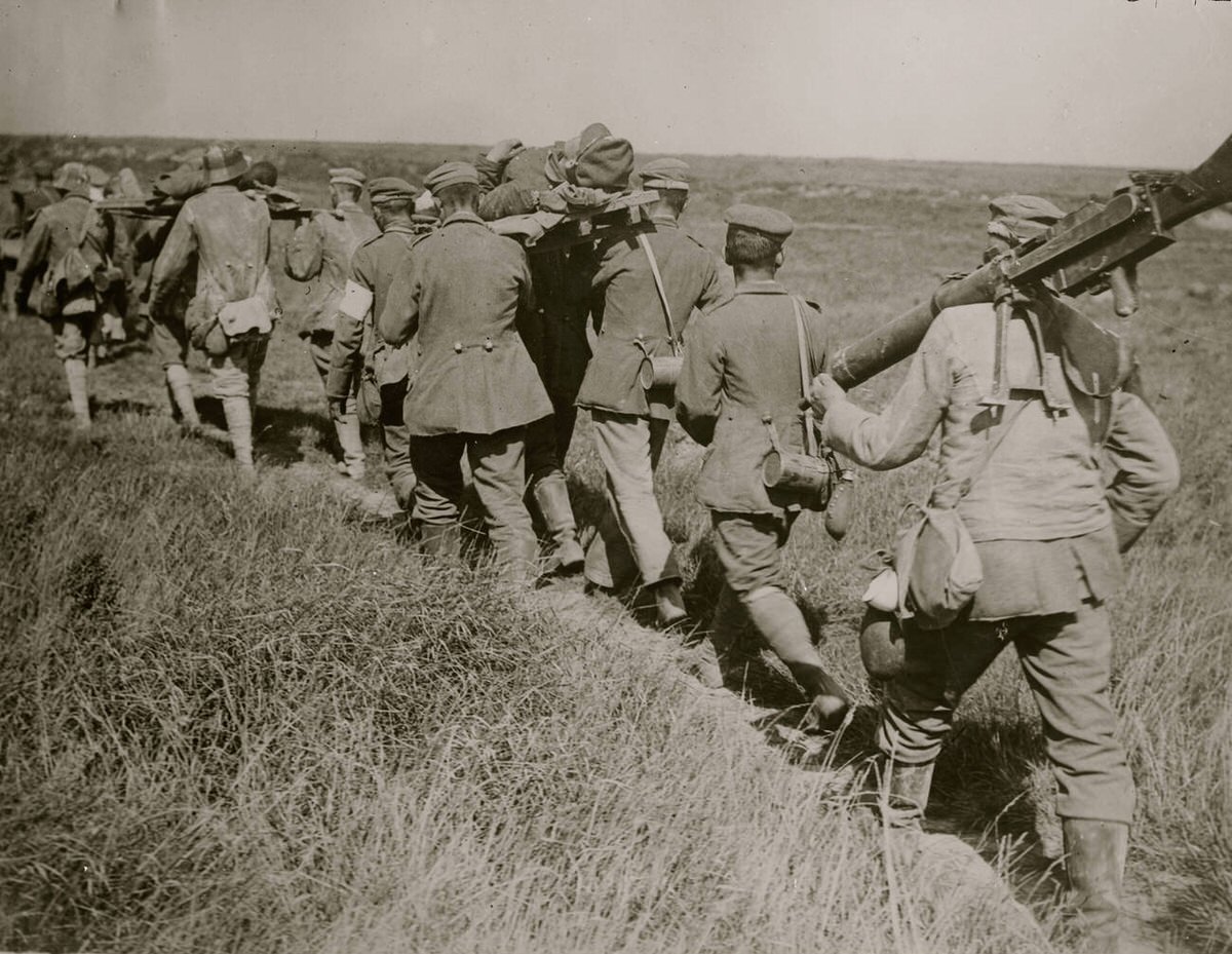 German troops on the march with prisoners, 1917