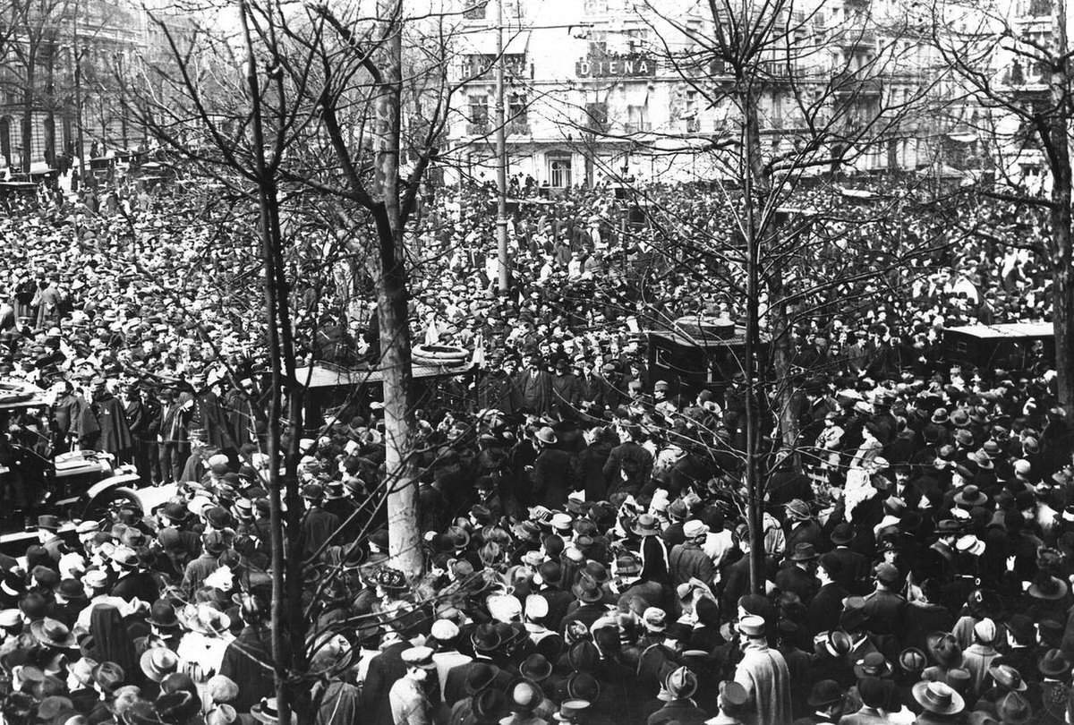 Crowd in the Place d'Iéna during the America Day celebration in Paris, 1917