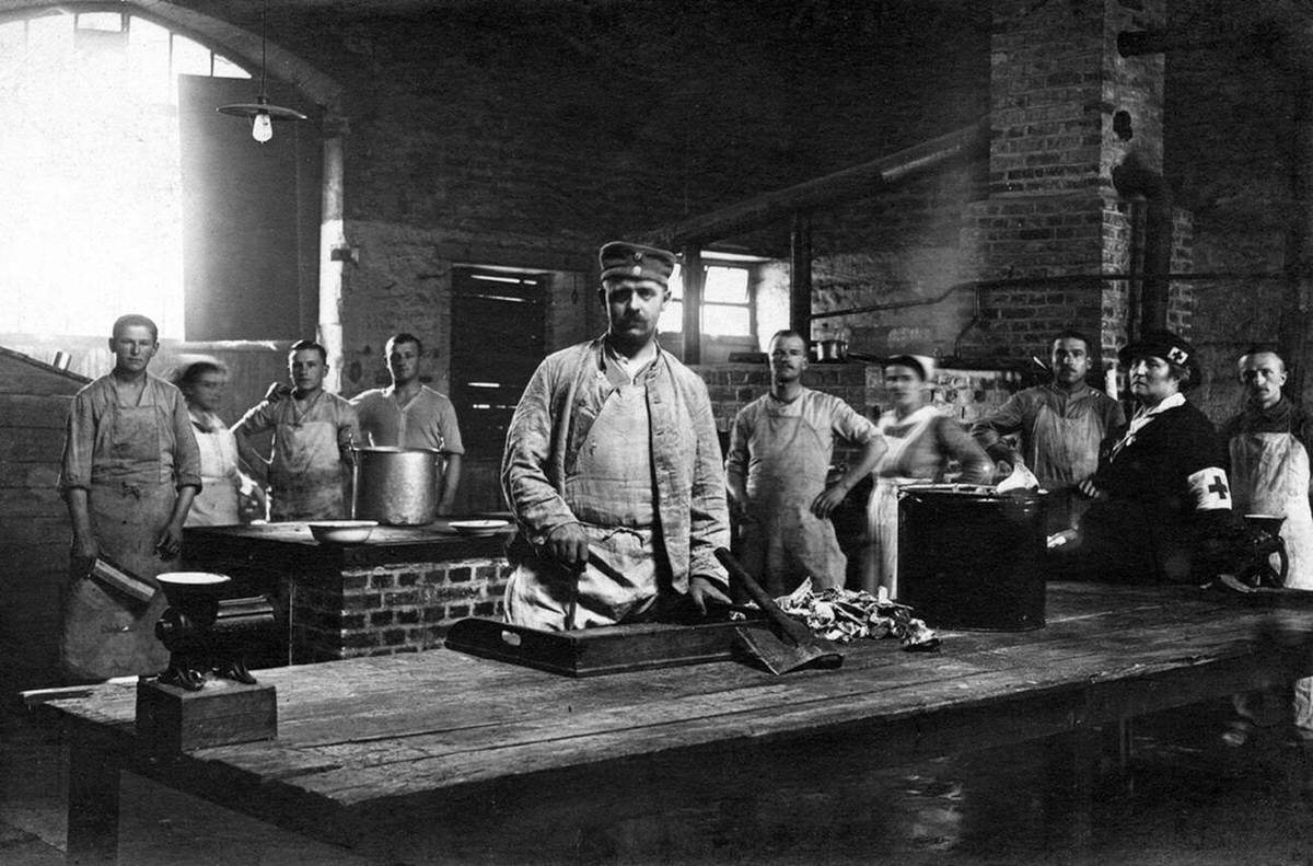 Soldiers receiving hot food, 1917