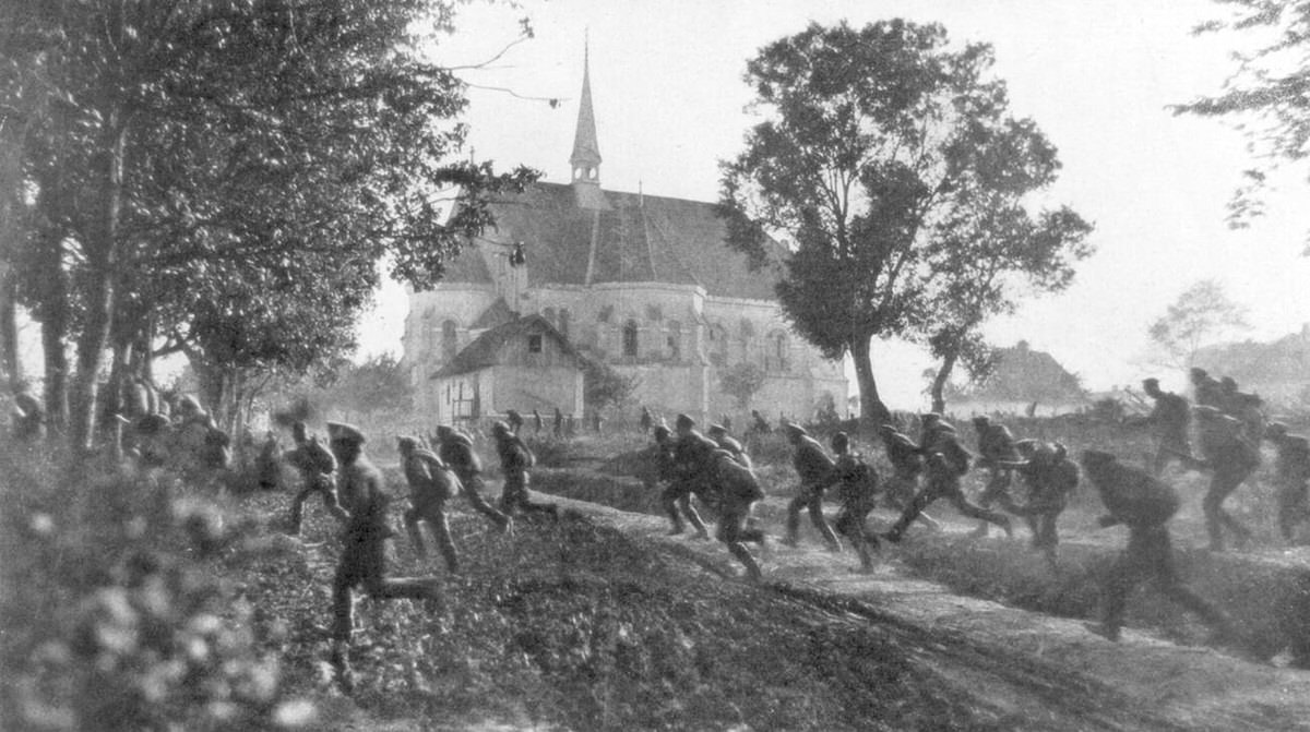 Russian troops retreating in disarray in Ternopil, Ukraine, 1917