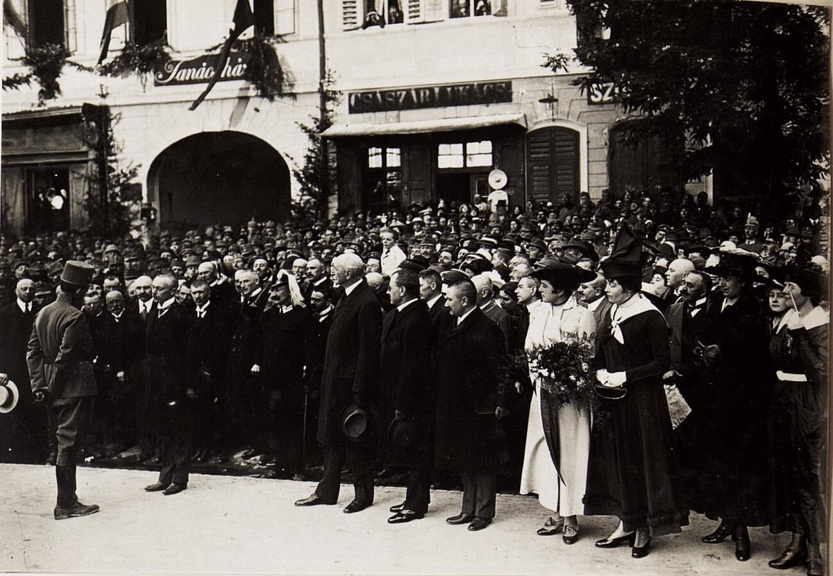 Population awaiting Karl I in Csík Viesarhely, 1917
