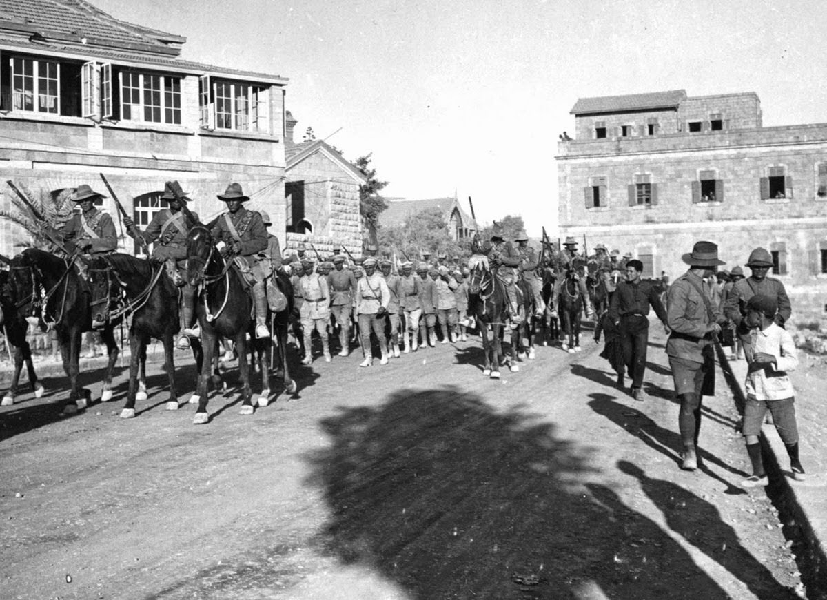 New Zealand Mounted Riflemen guarding German prisoners near Jericho, 1918