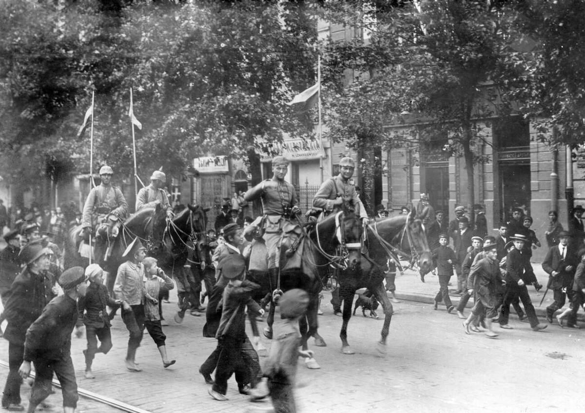 German troops taking Warsaw, 1915