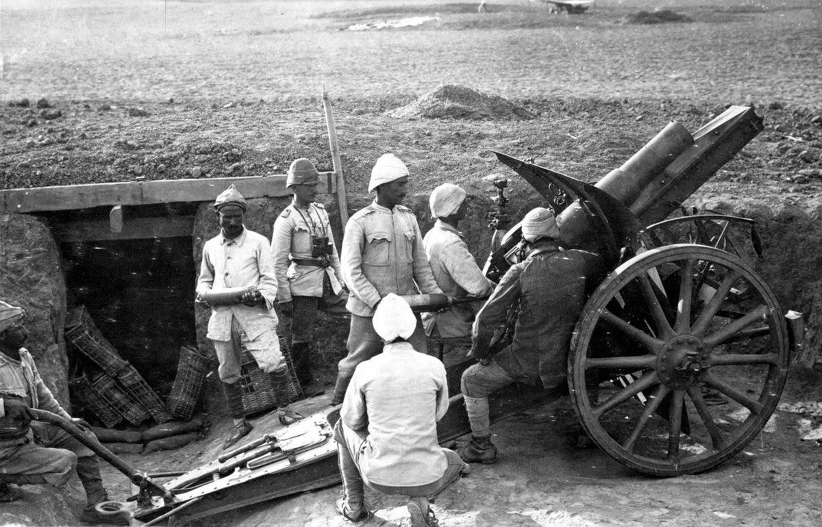 Turkish troops with a German 105mm light field howitzer M98/09 at Harcira, 1917