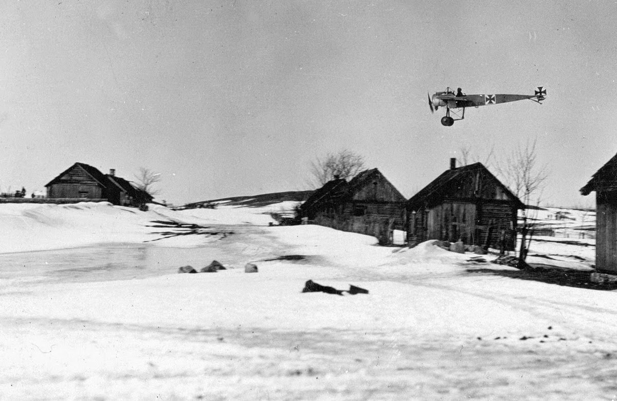 German Fokker E.II 35/15 flying low on the Eastern Front, 1915