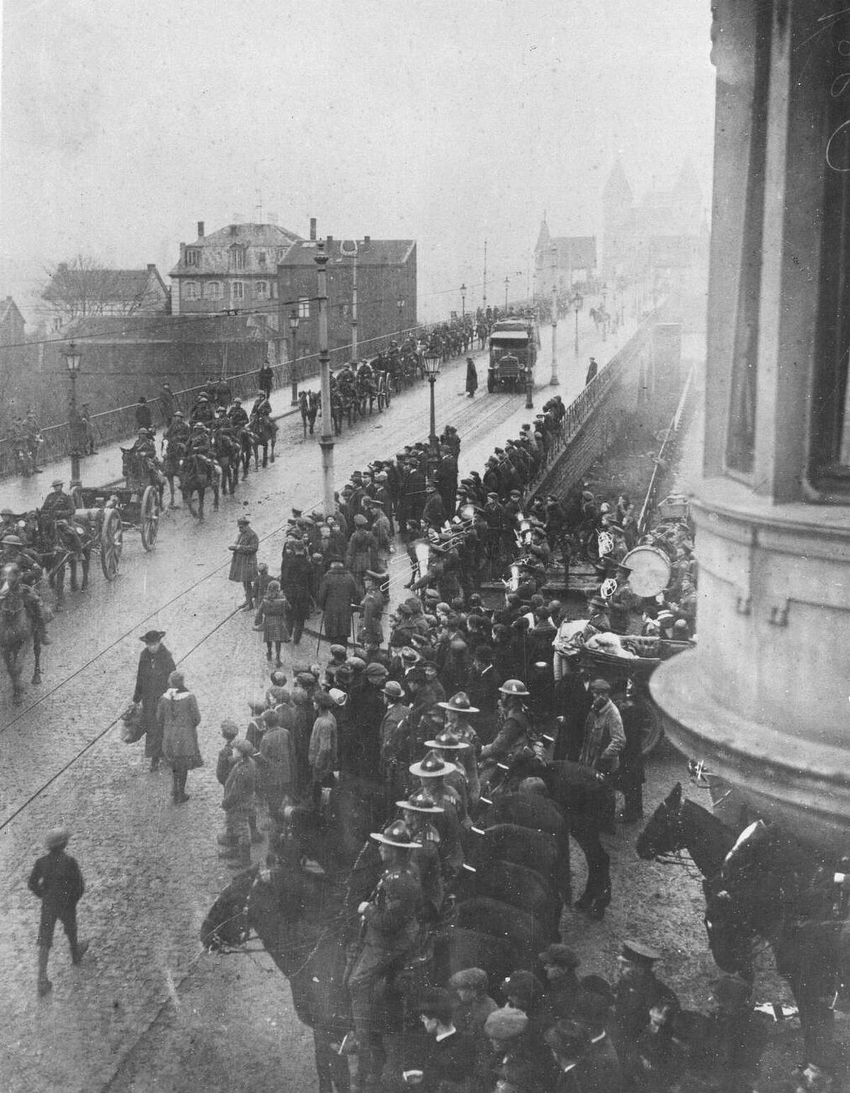 Canadian Artillery crossing the river Rhine at Bonn, 1919