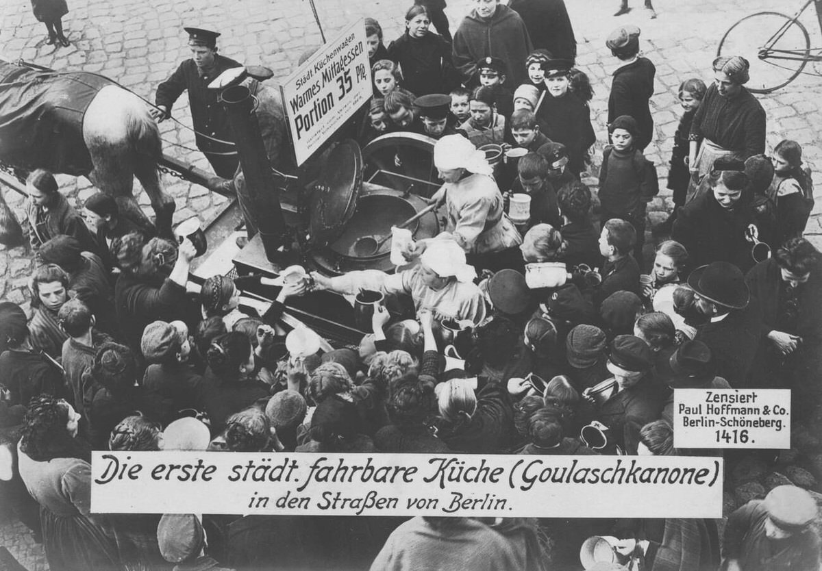 First mobile kitchen in the streets of Berlin, 1914