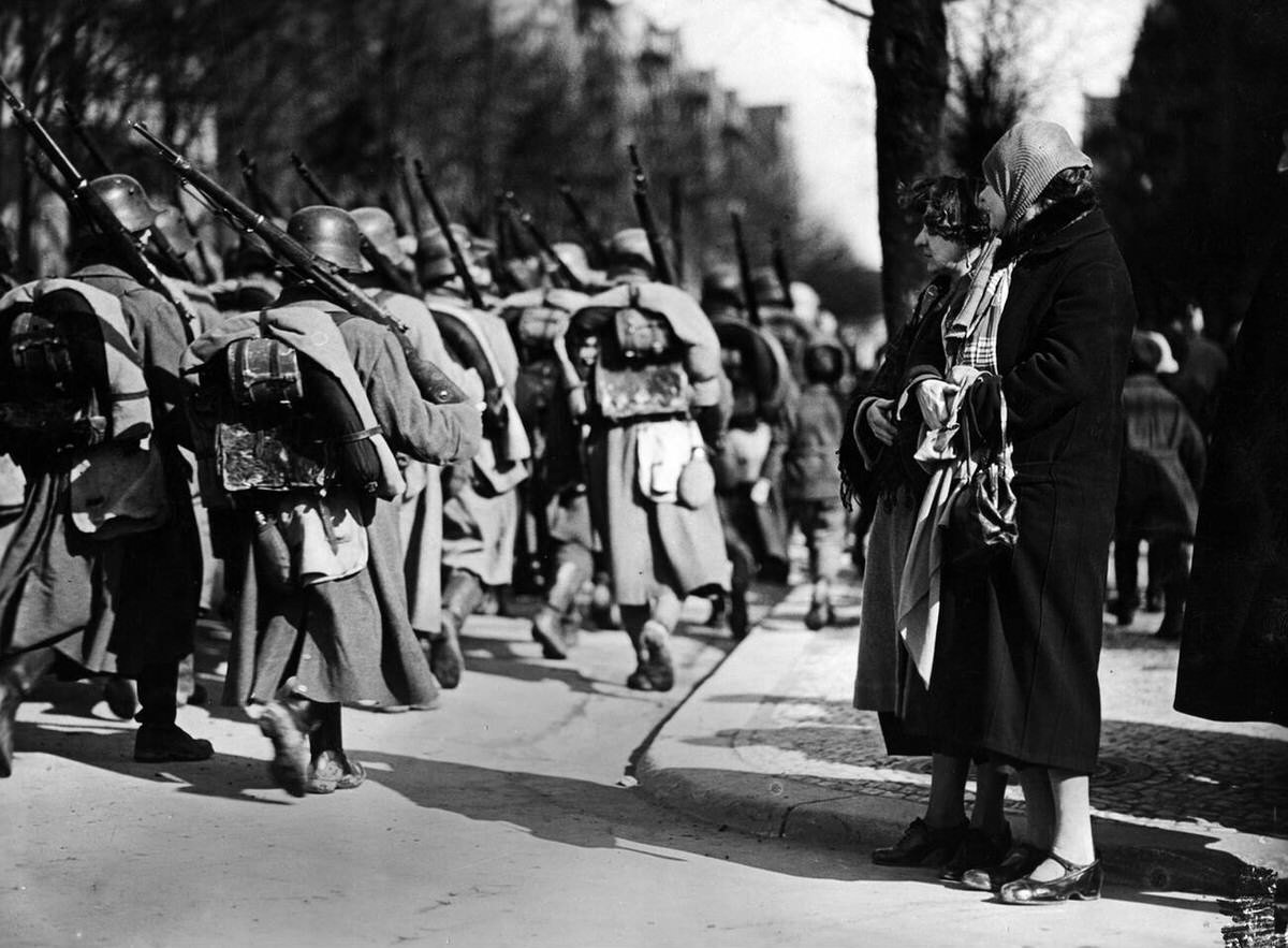 German troops marching through a French village, 1914