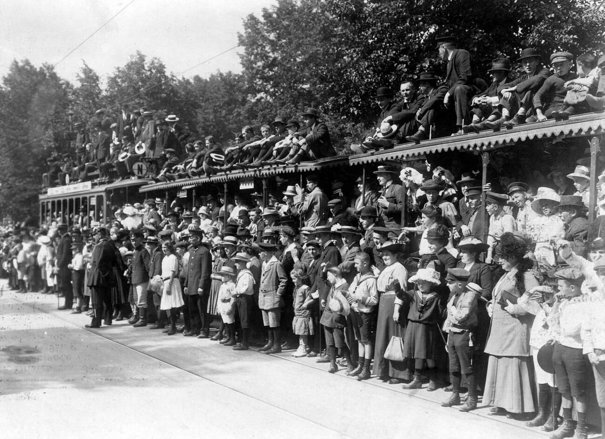 Expectant crowd, 1914