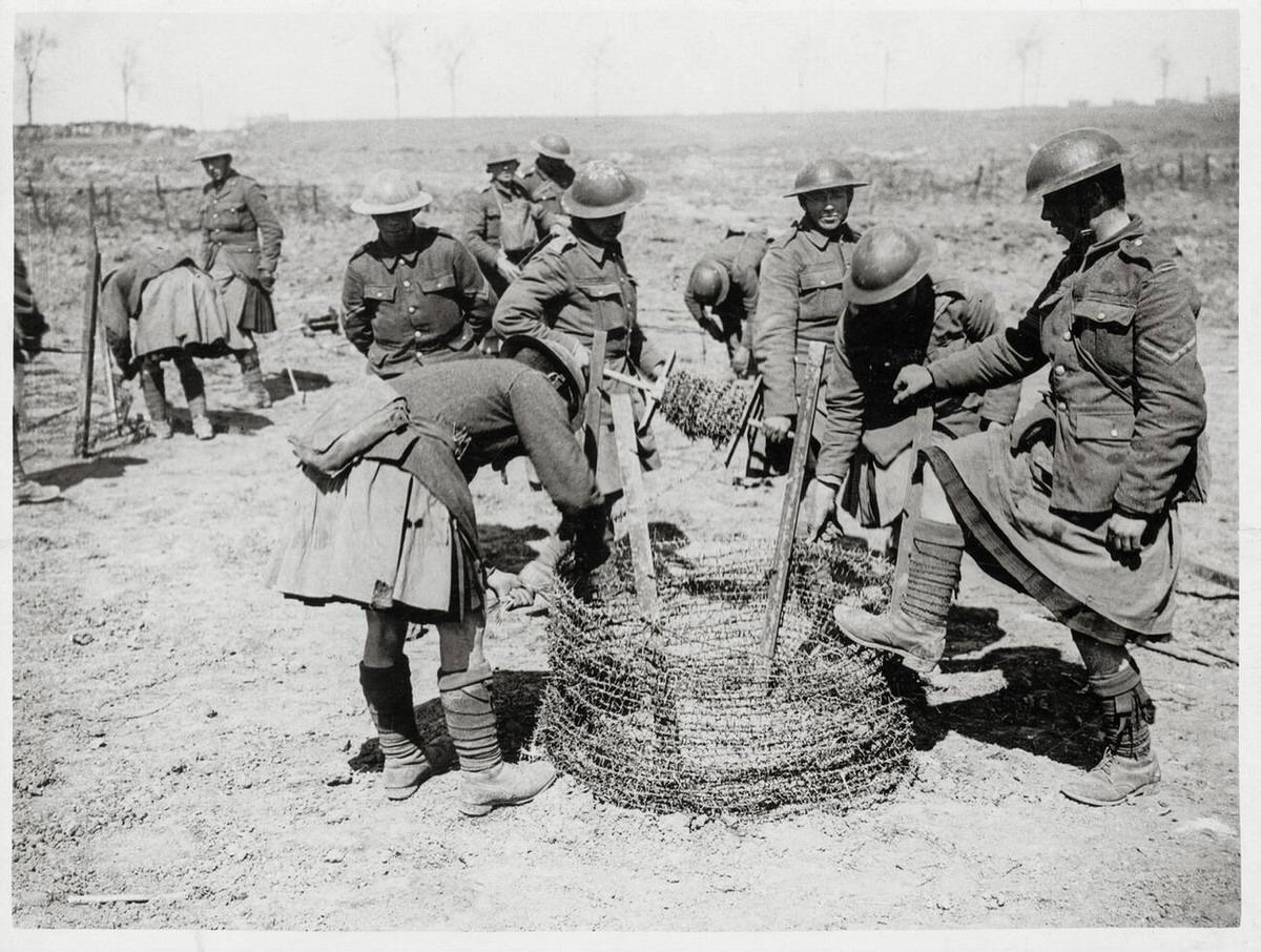 Gordon Highlanders preparing wire entanglements in France, 1914