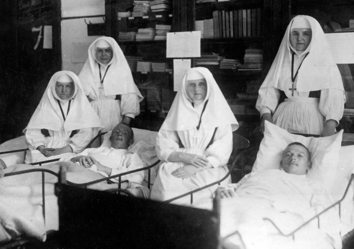 Nuns nursing wounded German soldiers, 1914