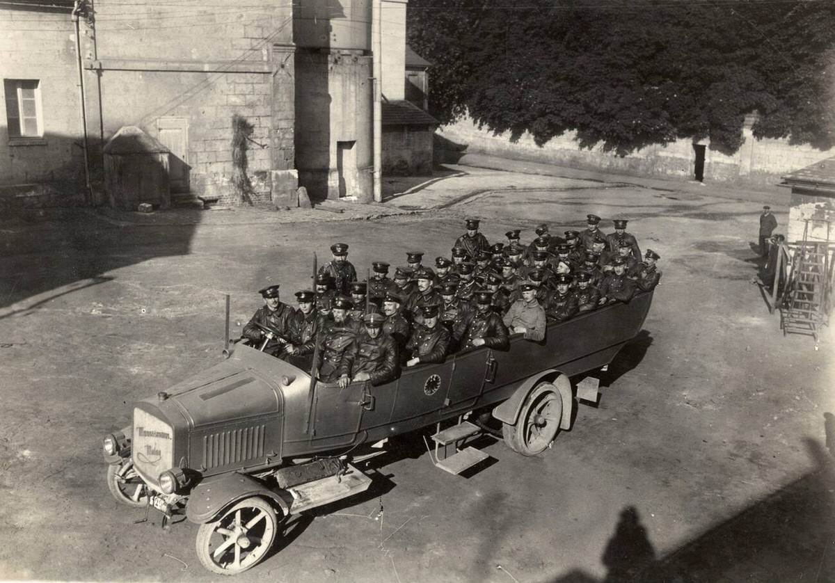 Mannesmann-Mulag touring car carrying army drivers after a funeral in Berlin, 1915