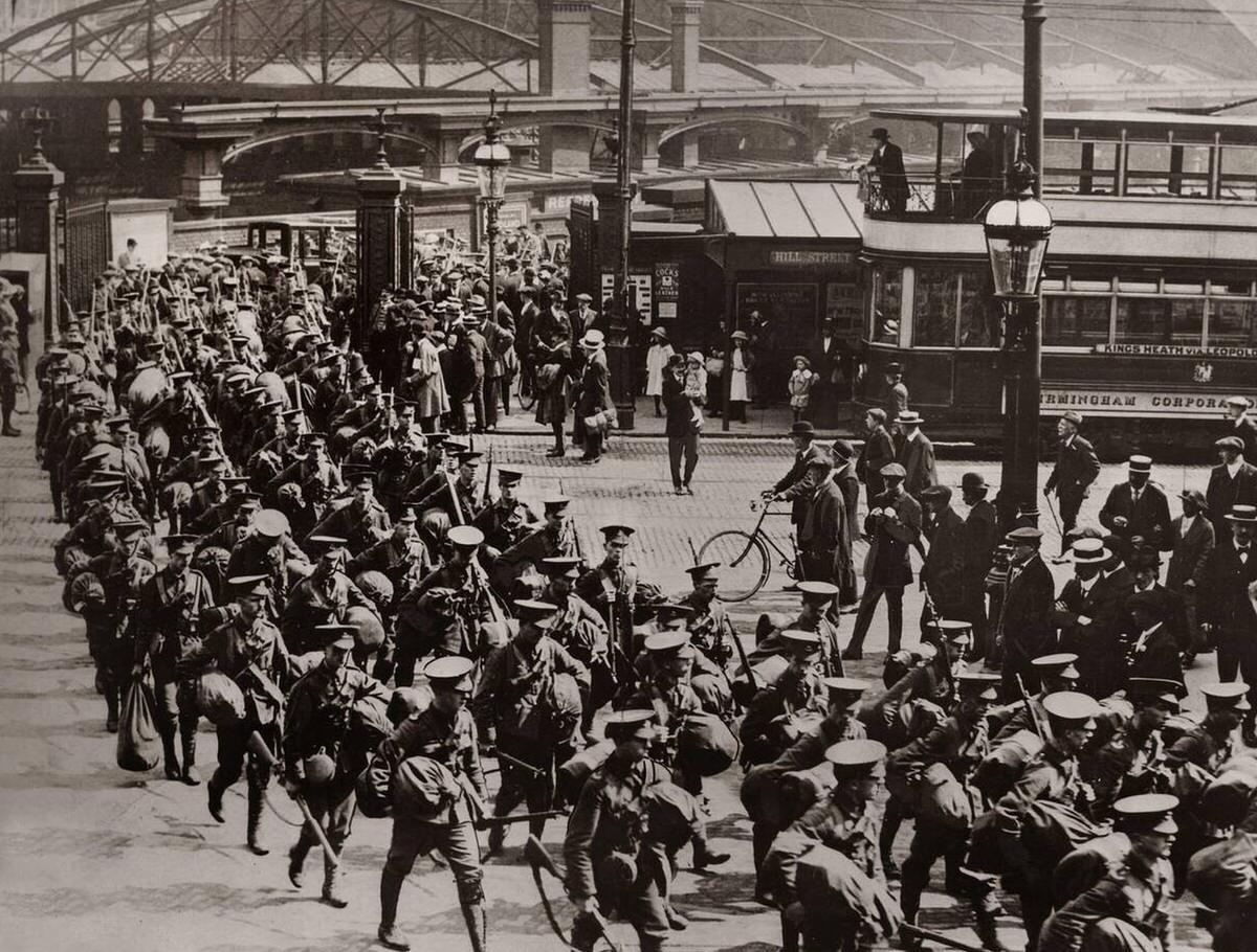 Soldiers marching through Birmingham train station to fight on the Western Front, 1914
