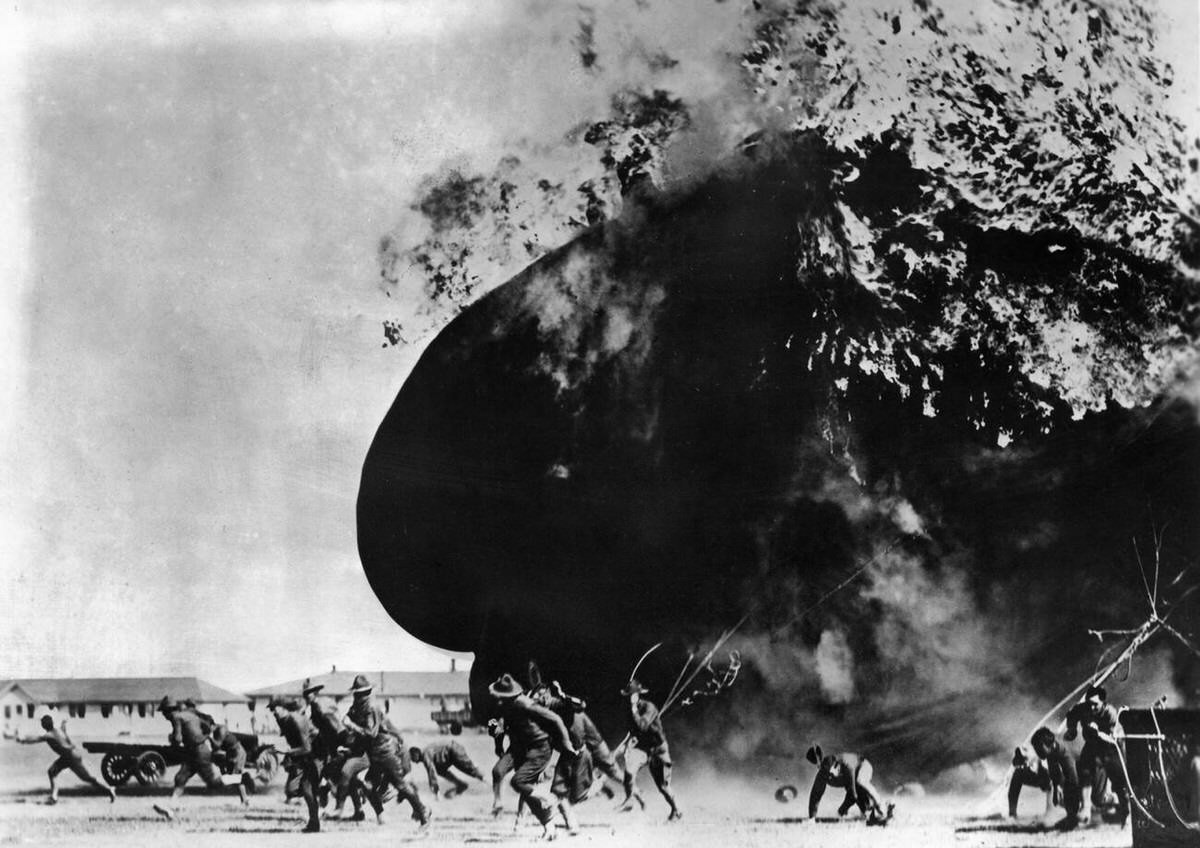 Burning captive balloon in France, 1914