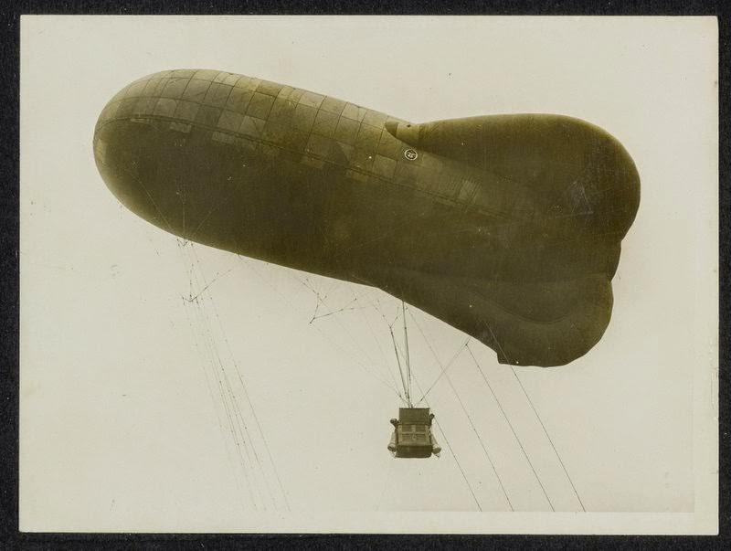 Observation balloon at the front during World War I, 1914s