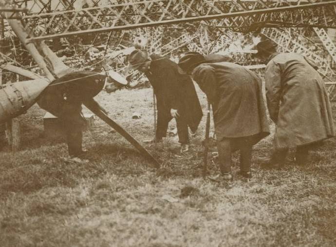 Lloyd George and Arthur Balfour examining the wreck of a zeppelin, 1916