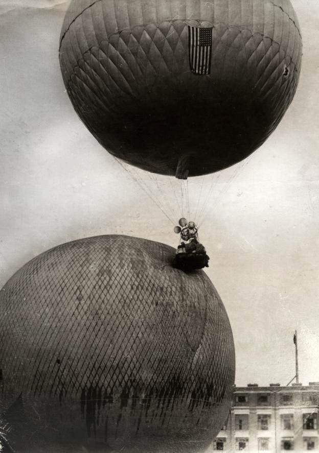 American balloon Olmstead colliding with another balloon during the Coupe Gordon Bennett in Brussels, 1923