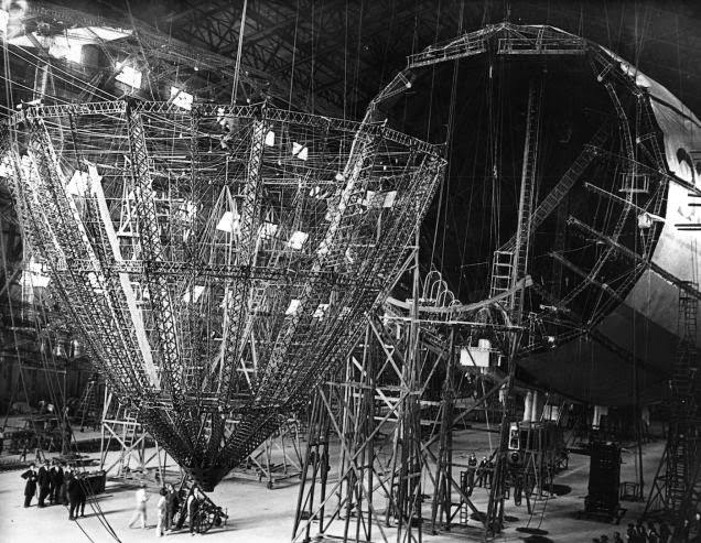 Construction of a new nose for the R33, 1925