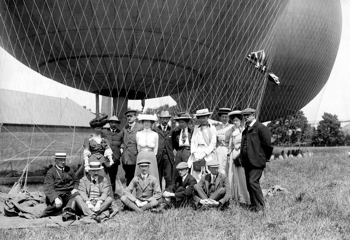 Hot air balloons at a party in Winchester, 1908