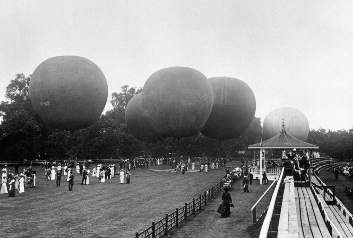 Hot air balloon contest at the Hurlingham Club, 1912