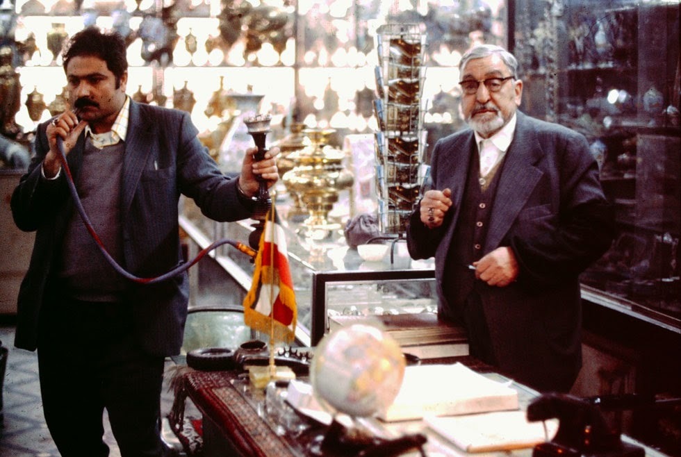 A tourist souvenir shop with a specialty in hookahs.