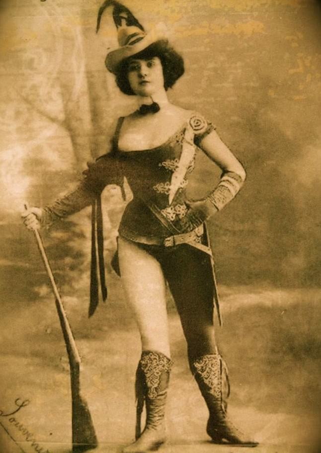 Stunning Vintage Photos of Women with their Guns from the Past